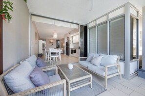 Un salon moderne avec un canapé, une table basse et un coin repas.