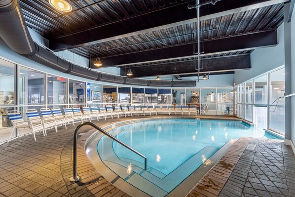 Una piscina techada, una piscina al aire libre