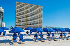 En la playa, sillas reclinables de playa