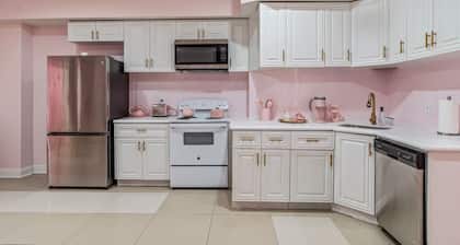 GIRLS SUITE w/ BALL PIT! 3 THEMED BEDROOMS & 2 BATH located in CHINATOWN