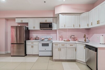 GIRLS SUITE w/ BALL PIT! 3 THEMED BEDROOMS & 2 BATH located in CHINATOWN 