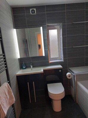 吹风机、毛巾、肥皂、卫生纸