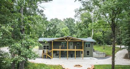 **NEW** Luxury Home overlooking Meramec River w Game Room, Private River Access