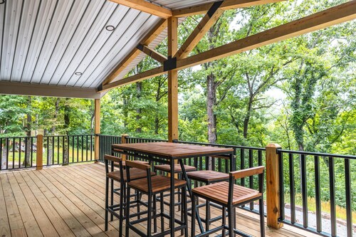 **NEW** Luxury Home overlooking Meramec River w Game Room, Private River Access