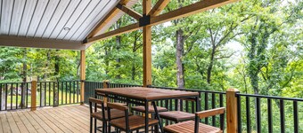 **NEW** Luxury Home overlooking Meramec River w Game Room, Private River Access