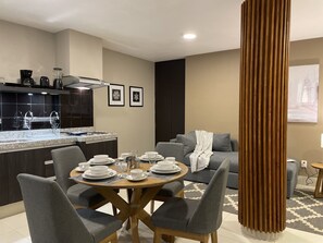 Appartement Deluxe, terrasse | Aire de séjour | Téléviseur à DEL de 50 po avec télévision numérique, Netflix