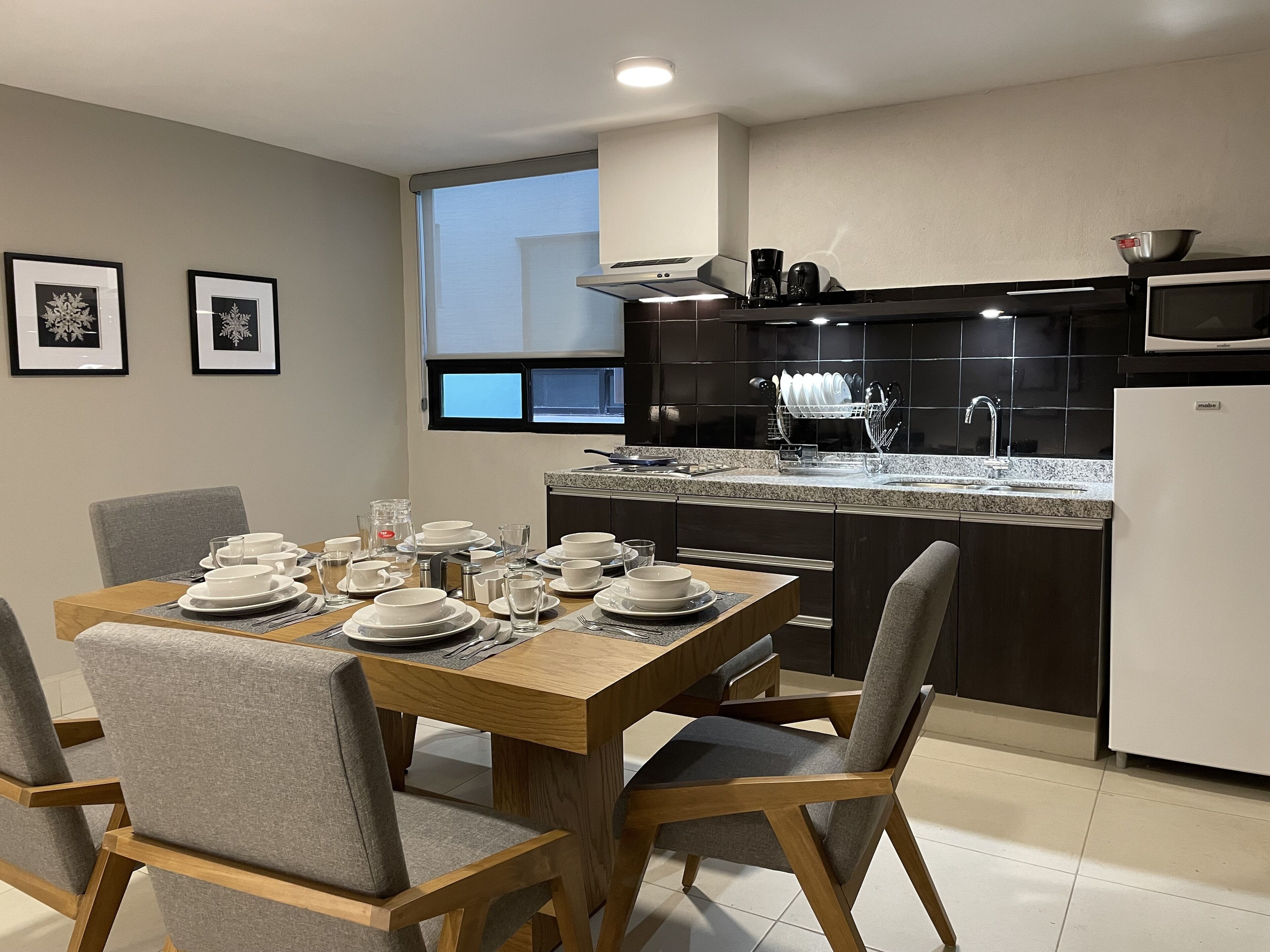 Departamento Deluxe, 2 habitaciones, Terraza | Cocina privada | Refrigerador con congelador, microondas, horno y tetera eléctrica 