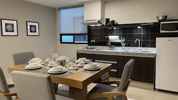 Departamento Deluxe, 2 habitaciones, Terraza | Cocina privada | Refrigerador con congelador, microondas, horno y tetera eléctrica