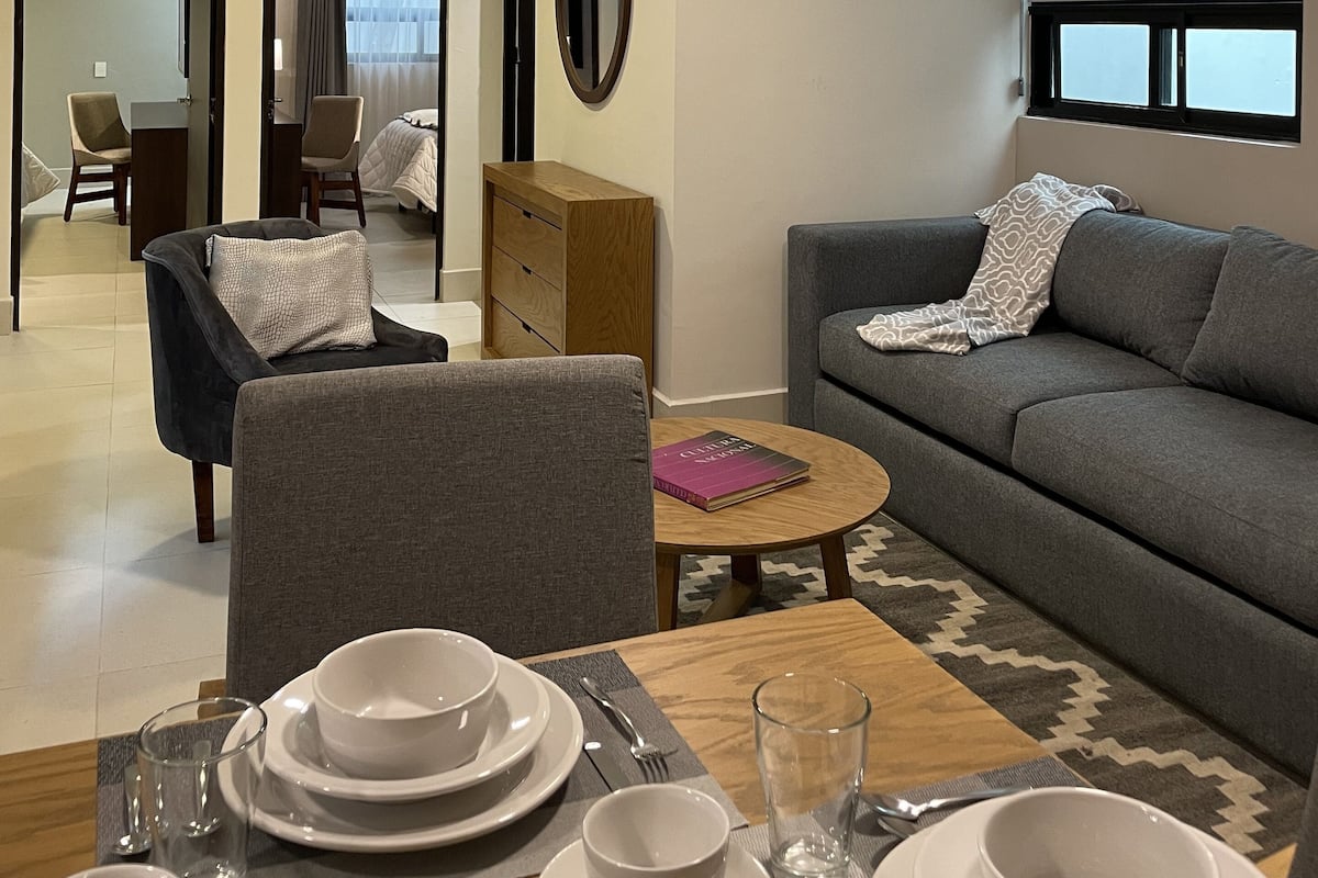Deluxe appartement, 2 slaapkamers, terras | Woonruimte | Een 50-inch ledtelevisie met digitale zenders en Netflix