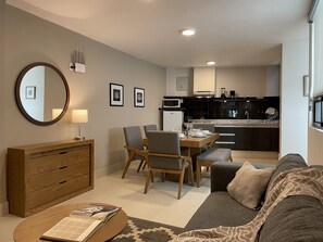 Leilighet – deluxe, terrasse | Oppholdsområde | En 50-tommers LED-TV med digitale kanaler samt Netflix