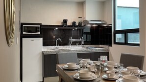 Cozinha moderna com área de jantar.