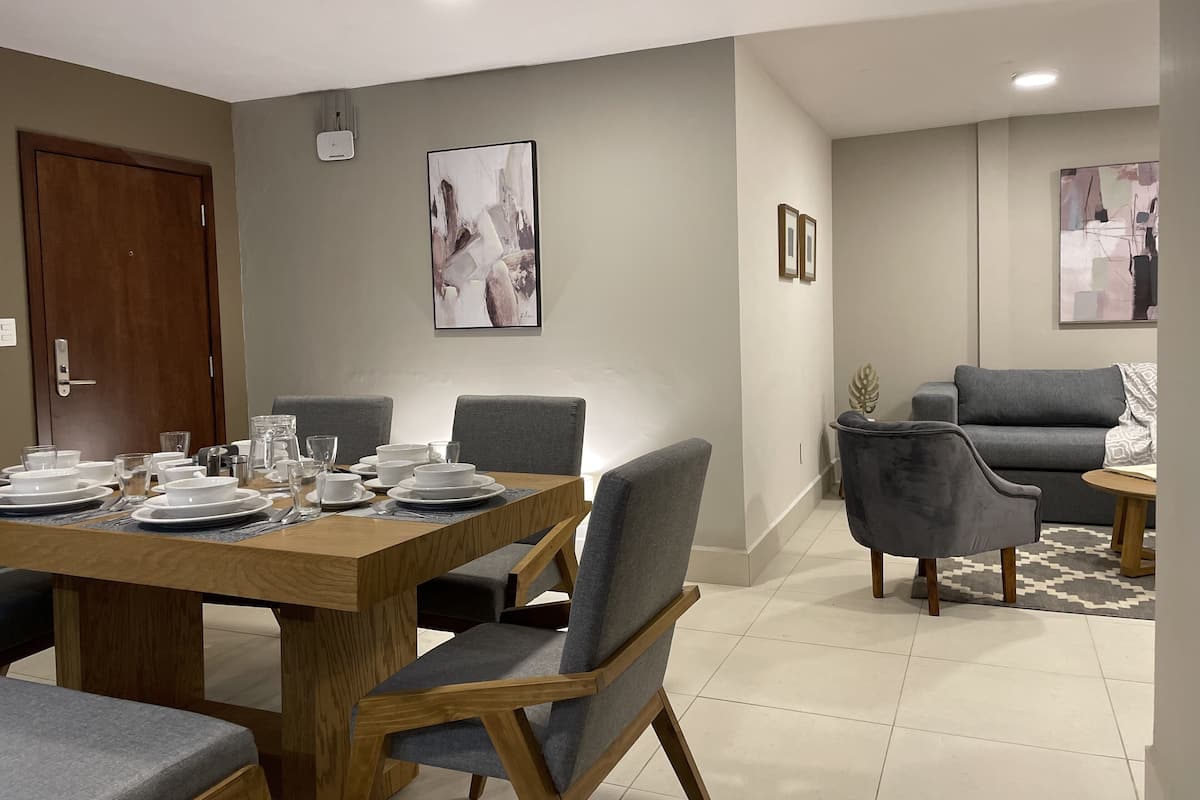 Deluxe appartement, 2 slaapkamers, terras | Woonruimte | Een 50-inch ledtelevisie met digitale zenders en Netflix