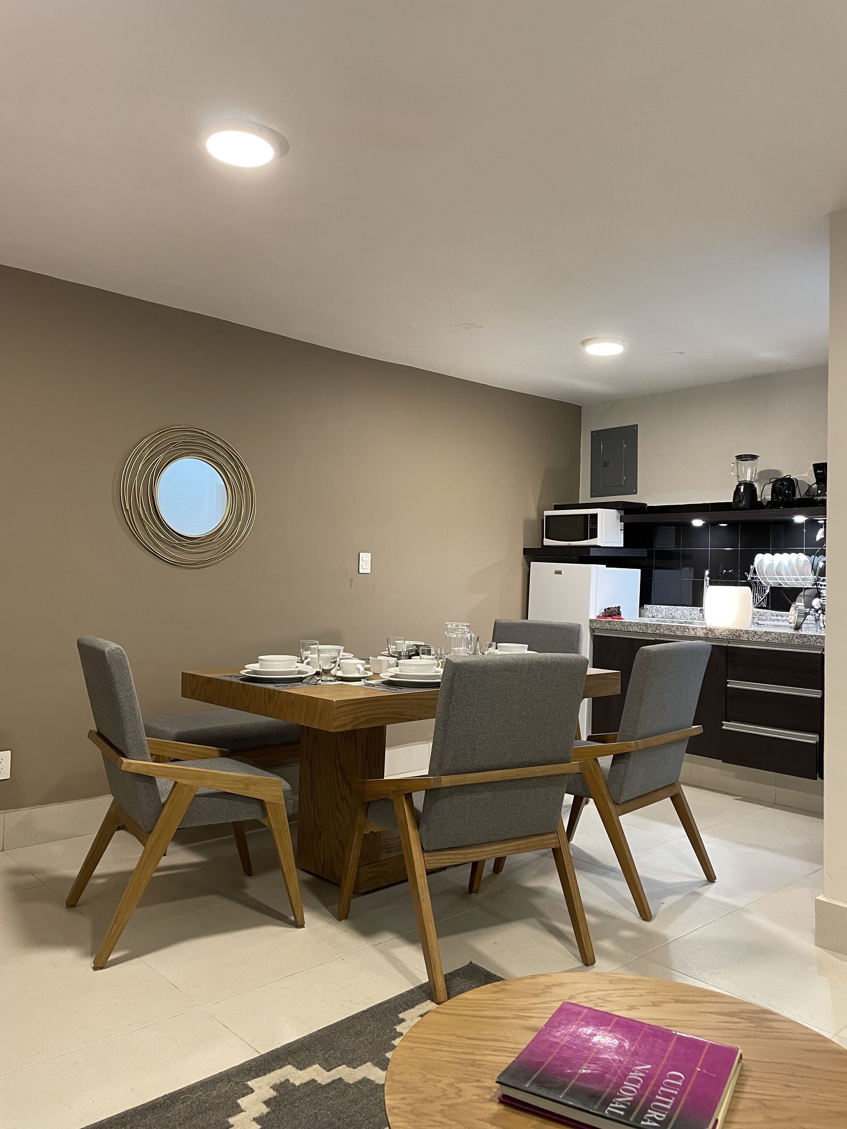 Una cocina moderna con comedor.
