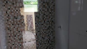 Suíte superluxo, várias camas, banheiro privativo, ao lado da montanha | Banheiro | Chuveiro, toalhas de banho, sabonete, papel higiênico
