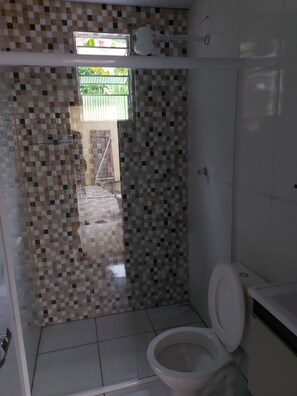 Suite de lujo, varias camas, baño privado, junto a la montaña | Baño | Regadera, toallas, jabón, papel de baño 