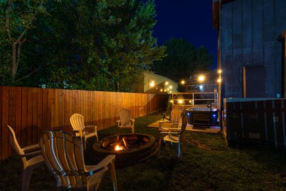 Hot Tub + Fire pit + Corn Hole + BBQ + Game Room + Spa Bath