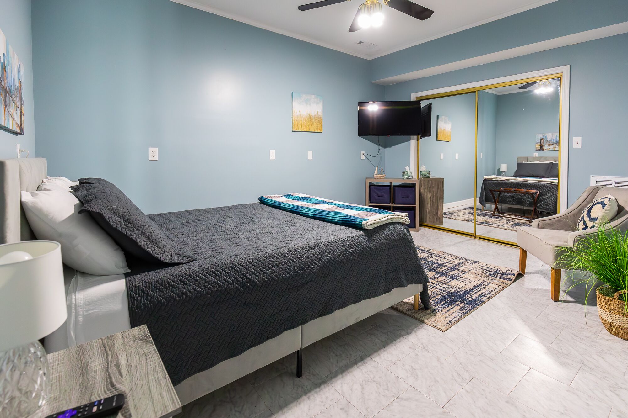 3 bedrooms, desk, iron/ironing board, travel crib