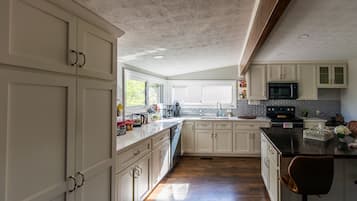 Frigorifero, microonde, forno, piano cottura