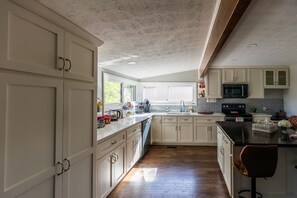 Jääkaappi, mikroaaltouuni, uuni, liesi
