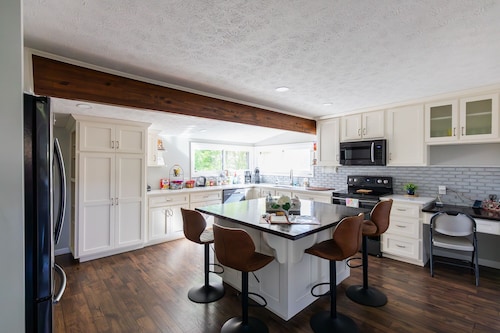 Hot Tub + Fire pit + Corn Hole + BBQ + Game Room + Spa Bath