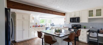 Hot Tub + Fire pit + Corn Hole + BBQ + Game Room + Spa Bath