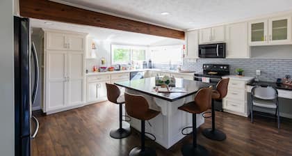 Hot Tub + Fire pit + Corn Hole + BBQ + Game Room + Spa Bath