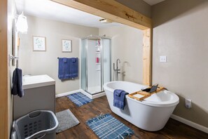Hair dryer, towels, soap, shampoo - Hot Tub + Fire pit + Corn Hole + BBQ + Game Room + Spa Bath (Grand Rivers)