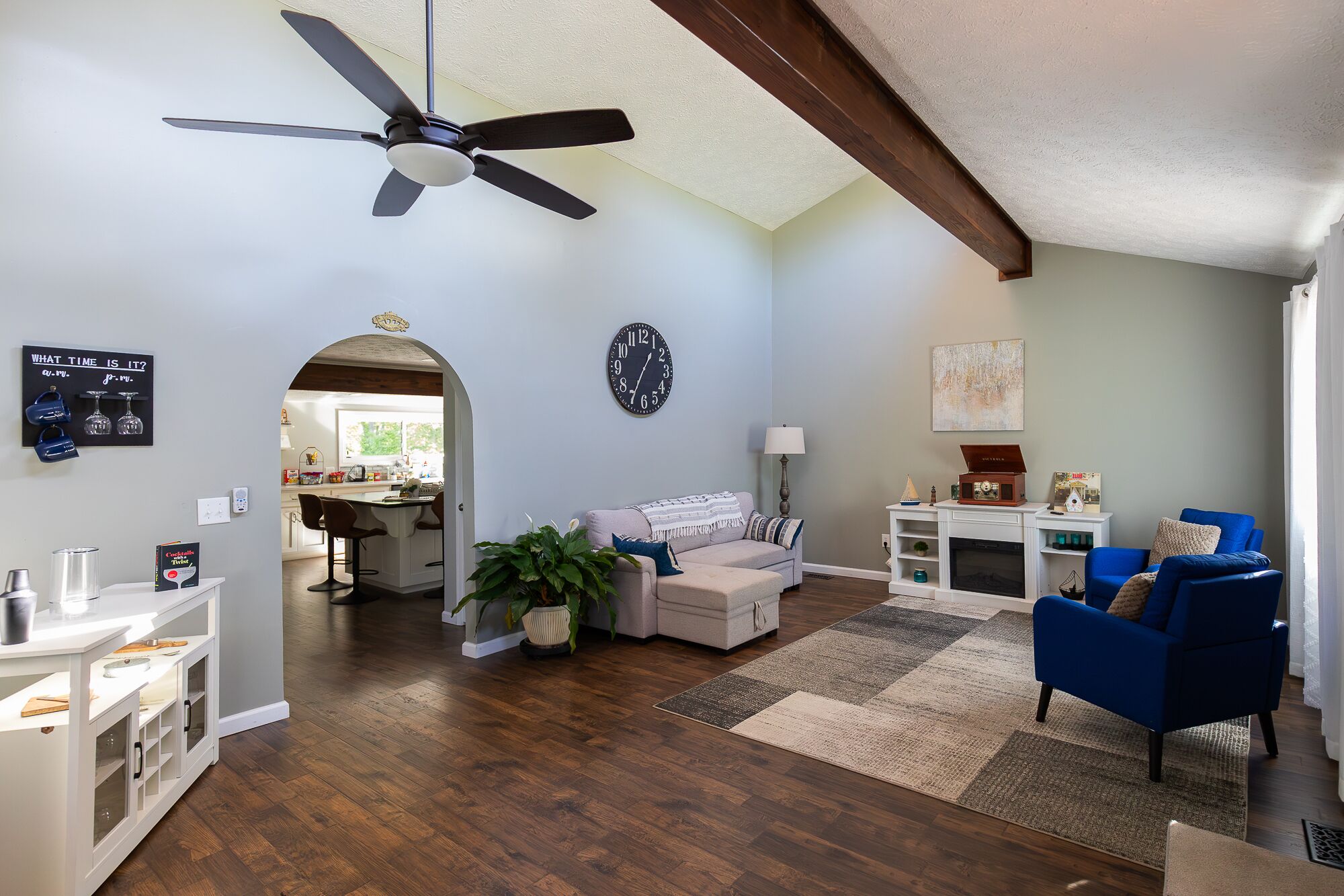 Smart-TV, Kamin, Videospiele, Bücher