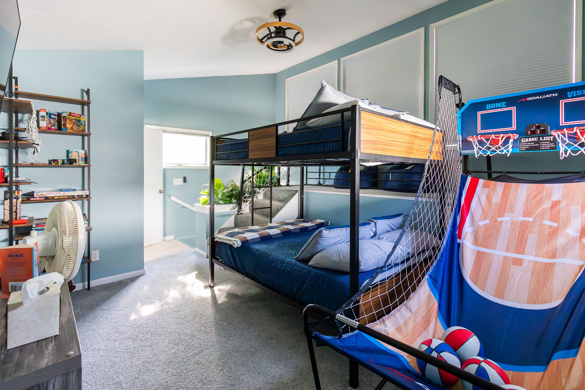 3 bedrooms, desk, iron/ironing board, travel crib