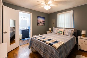 3 habitaciones, escritorio y tabla de planchar con plancha 