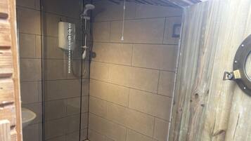 Cabin | Bathroom | Shower, hair dryer, towels