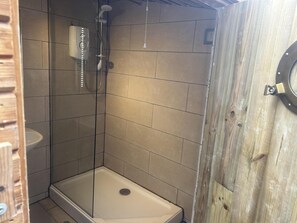 Cabaña | Baño | Ducha, secador de pelo y toallas