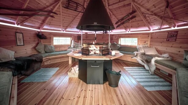 Cabin | Bathroom | Shower, hair dryer, towels - Fabulous Bar b q Lodge (Bristol)