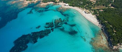 Beach nearby, sun-loungers, beach towels
