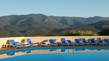 Una piscina al aire libre, una piscina climatizada