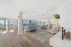 Smart-TV, Kamin, Tischtennisplatte