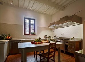 Fridge, microwave, oven, stovetop - Villa Stellina - Private Tuscan villa with pool (Tavarnelle Val di Pesa)