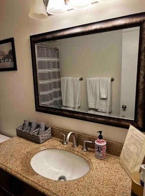 Een haardroger, handdoeken, zeep, shampoo