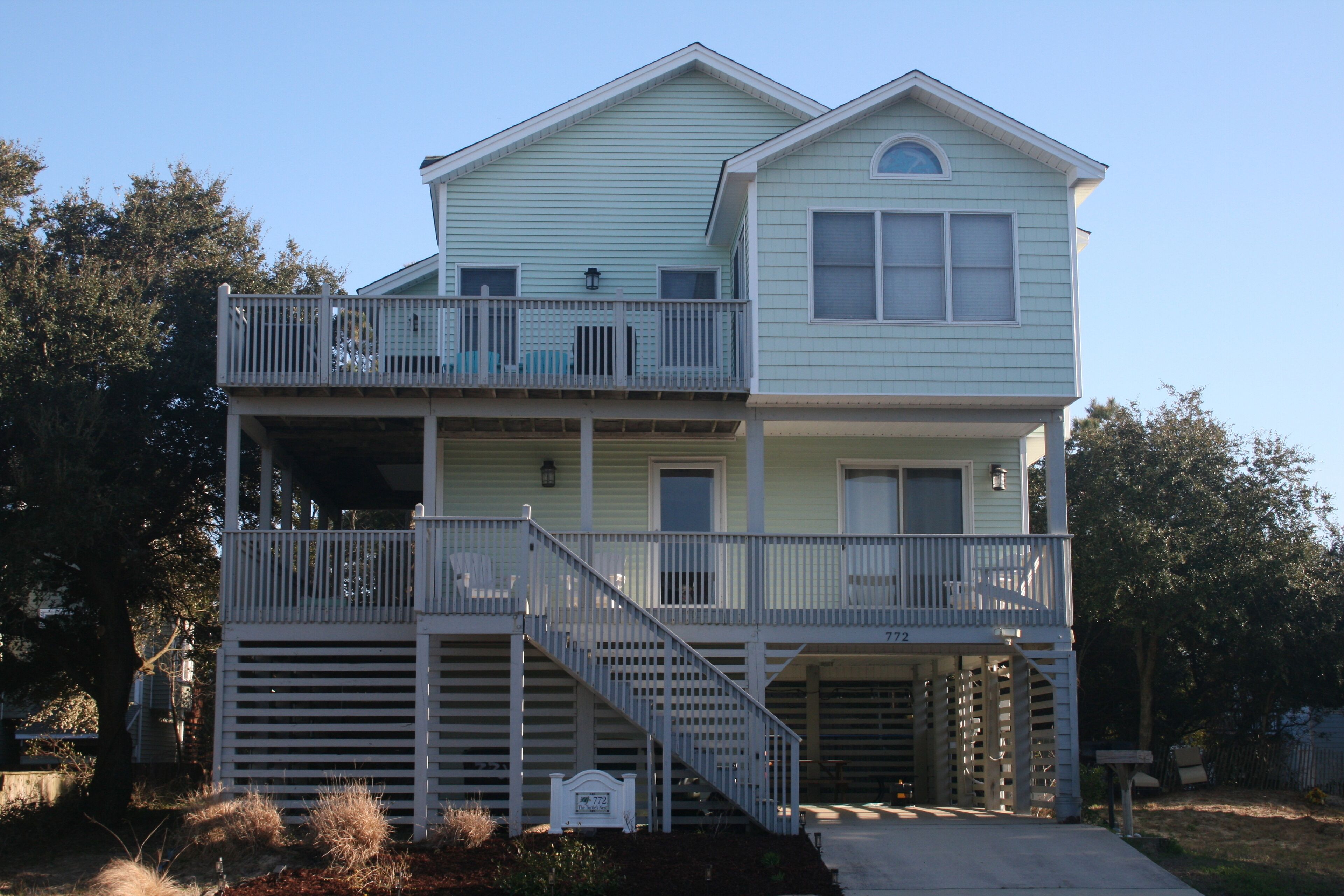 ⭐️⭐️New Listing⭐️⭐️Pool open April ~ Dogs ✔️ Walk to Beaches 🌊☀️🐬 Wifi, Linens
