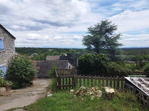 Property grounds - Pretty sunny village house with view and garden (Bidon)