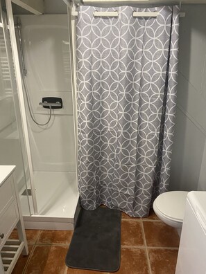 Shower, hair dryer, towels - Gîte Jusquà 4 Personnes (Arches)