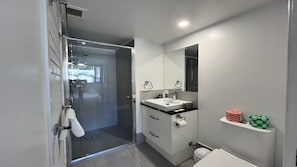 Een douche, handdoeken