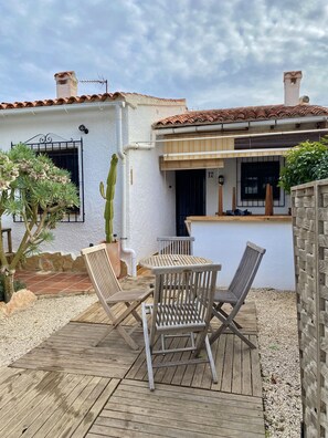 Outdoor dining - ¡bungalow a Pasos de Moraira y la Playa! (Teulada)