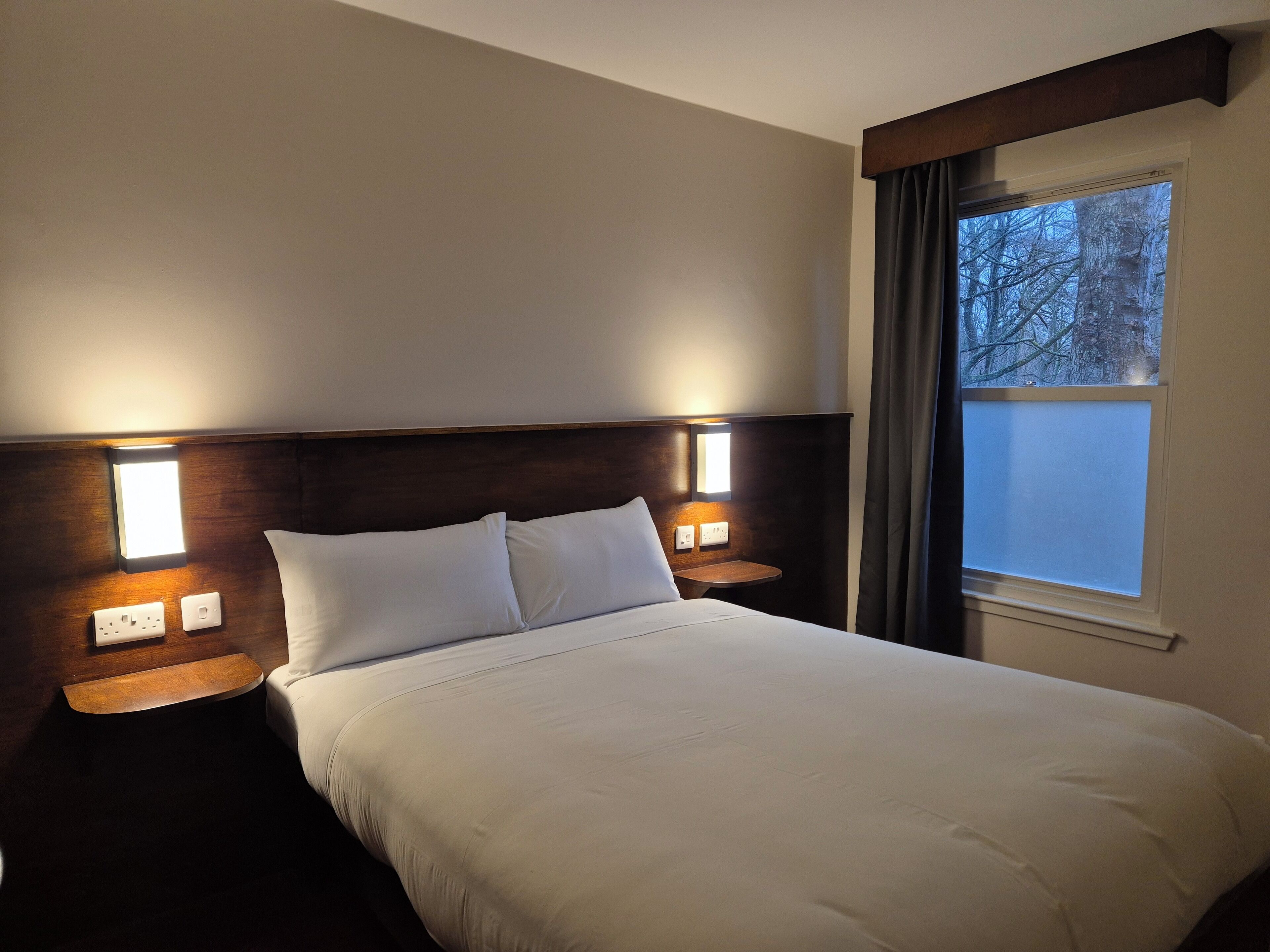 واي فاي مجانًا وملاءات أسرّة