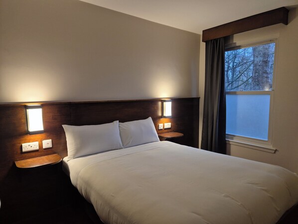 City Double Room | Free WiFi, bed sheets - Woodside House (Aberdeen)