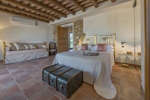3 quartos, ferros/tábuas de passar roupa, berço de viagem