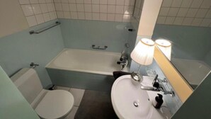 A bathroom with a bathtub, toilet, and sink. - Gemütliche für die Familien Oder Urlauber (Basel)