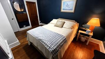 3 bedrooms, desk, iron/ironing board, travel crib