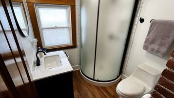 Secador de pelo, toallas, jabón y champú