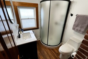 Hair dryer, towels, soap, shampoo - Private 3-Bdrm Unit. Historic Home, Downtown Sandusky. Family friendly! (Sandusky)